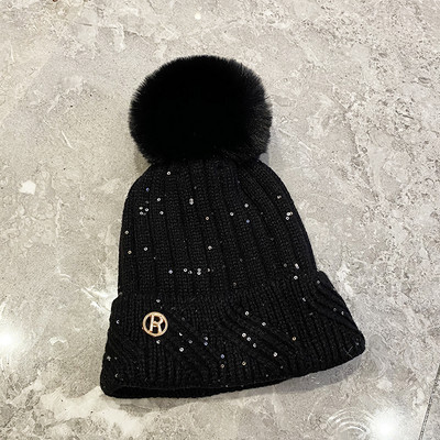 Πλεκτό γυναικείο καπέλο με φούντα σε διάφορα χρώματα