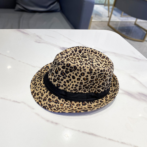 Κομψό γυναικείο καπέλο με άνιμαλ πριντ