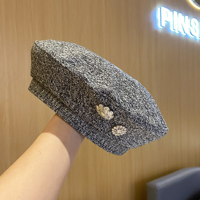 Καθημερινό γυναικείο καπέλο με μεταλλικά στοιχεία - τύπου μπερέ