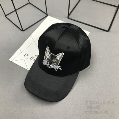 Hétköznapi női sapka - napellenzővel és hímzéssel