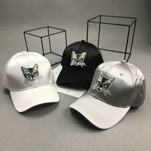 Hétköznapi női sapka - napellenzővel és hímzéssel