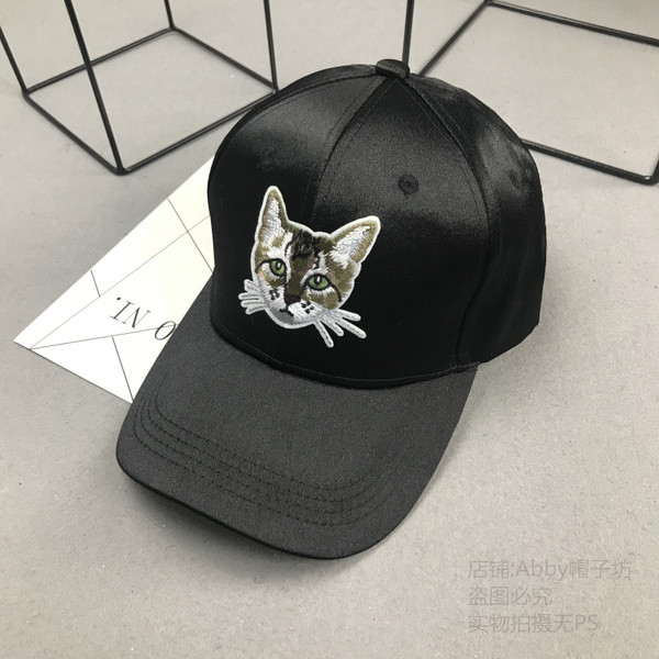 Hétköznapi női sapka - napellenzővel és hímzéssel