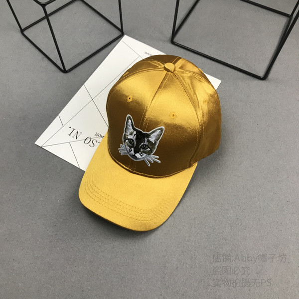 Hétköznapi női sapka - napellenzővel és hímzéssel