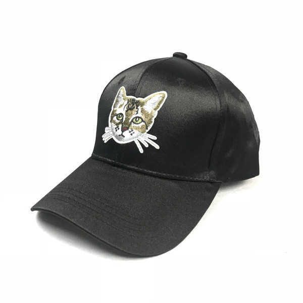 Hétköznapi női sapka - napellenzővel és hímzéssel