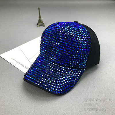 Sport-alkalmi női sapka kövekkel és napellenzővel