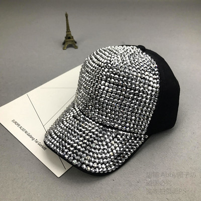 Sport-alkalmi női sapka kövekkel és napellenzővel