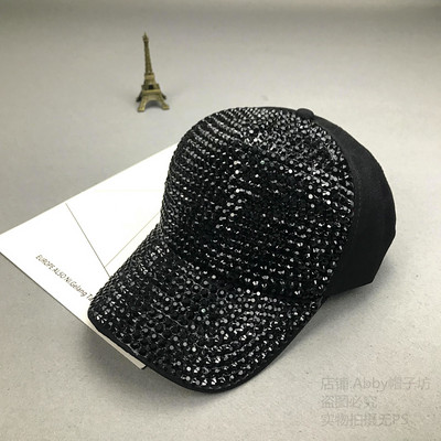 Sport-alkalmi női sapka kövekkel és napellenzővel