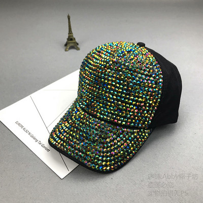 Sport-alkalmi női sapka kövekkel és napellenzővel