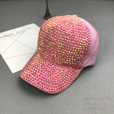 Sport-alkalmi női sapka kövekkel és napellenzővel