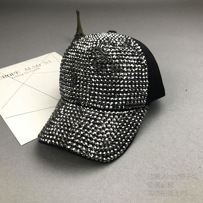 Sport-alkalmi női sapka kövekkel és napellenzővel