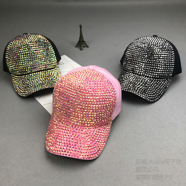 Sport-alkalmi női sapka kövekkel és napellenzővel