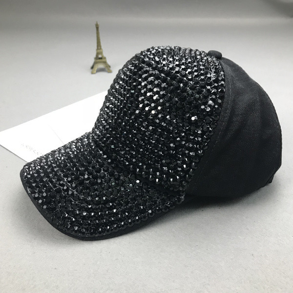 Sport-alkalmi női sapka kövekkel és napellenzővel