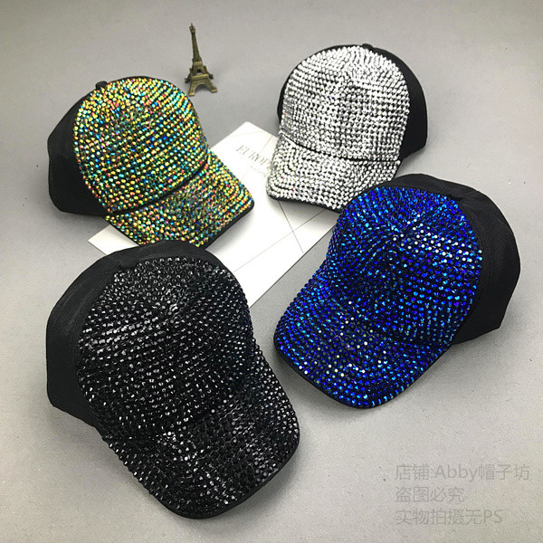 Sport-alkalmi női sapka kövekkel és napellenzővel