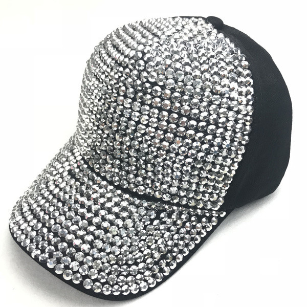 Sport-alkalmi női sapka kövekkel és napellenzővel