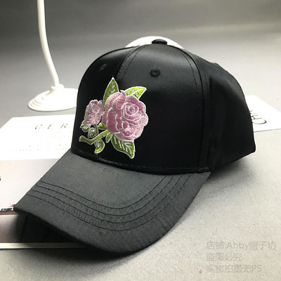 Új modell női sapka - napellenzővel és hímzéssel