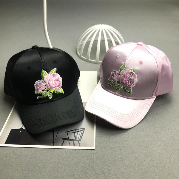 Új modell női sapka - napellenzővel és hímzéssel