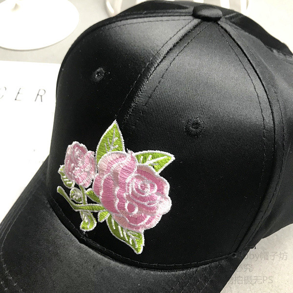 Új modell női sapka - napellenzővel és hímzéssel