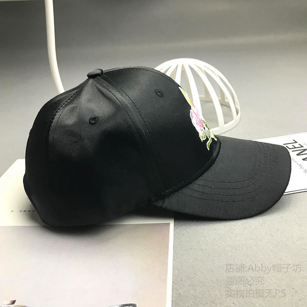 Új modell női sapka - napellenzővel és hímzéssel