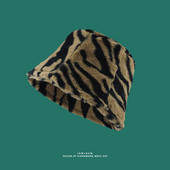 Jesensko-zimska kapa s perjem sa animal printom