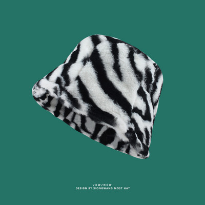 Jesensko-zimska kapa s perjem sa animal printom