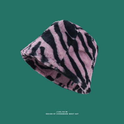 Jesensko-zimska kapa s perjem sa animal printom