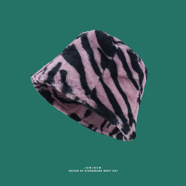 Jesensko-zimska kapa s perjem sa animal printom