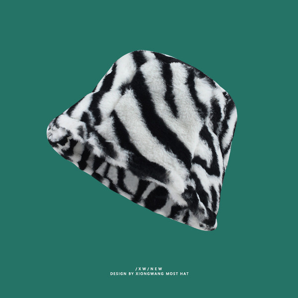 Jesensko-zimska kapa s perjem sa animal printom