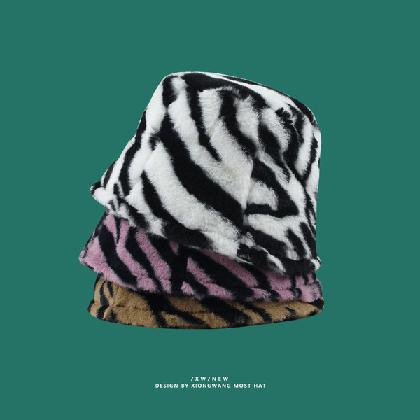 Jesensko-zimska kapa s perjem sa animal printom