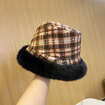 Κομψό γυναικείο καρό καπέλο με γούνα