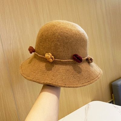 Κομψό γυναικείο καπέλο με λουλούδια σε διάφορα χρώματα