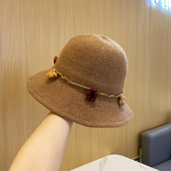 Κομψό γυναικείο καπέλο με λουλούδια σε διάφορα χρώματα