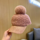 Stílusos női sapka tollal és napellenzővel