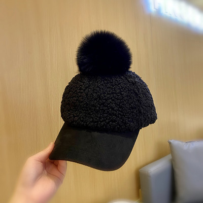 Stílusos női sapka tollal és napellenzővel