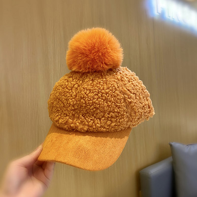 Stílusos női sapka tollal és napellenzővel