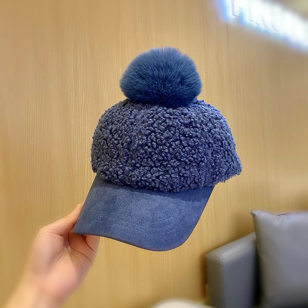 Stílusos női sapka tollal és napellenzővel