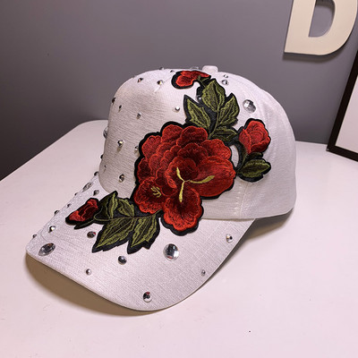 Ležerna ženska kapa s vezom i kamenčićima