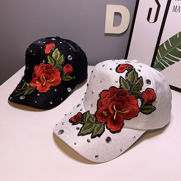 Ležerna ženska kapa s vezom i kamenčićima