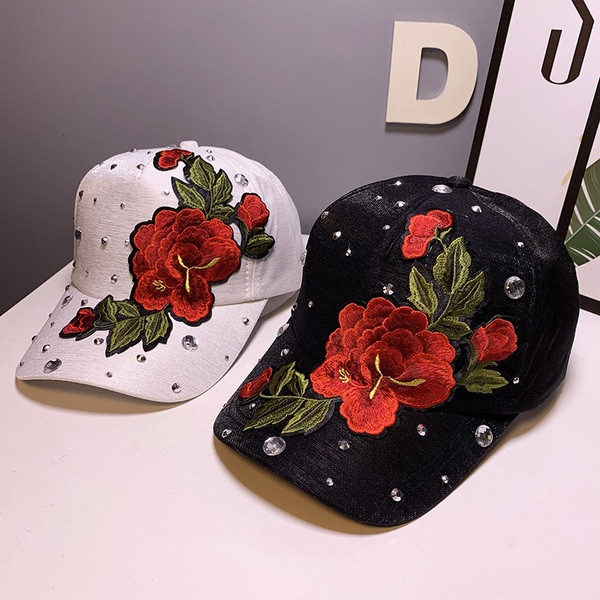 Ležerna ženska kapa s vezom i kamenčićima