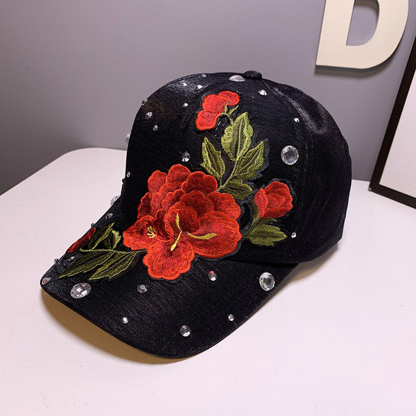 Ležerna ženska kapa s vezom i kamenčićima