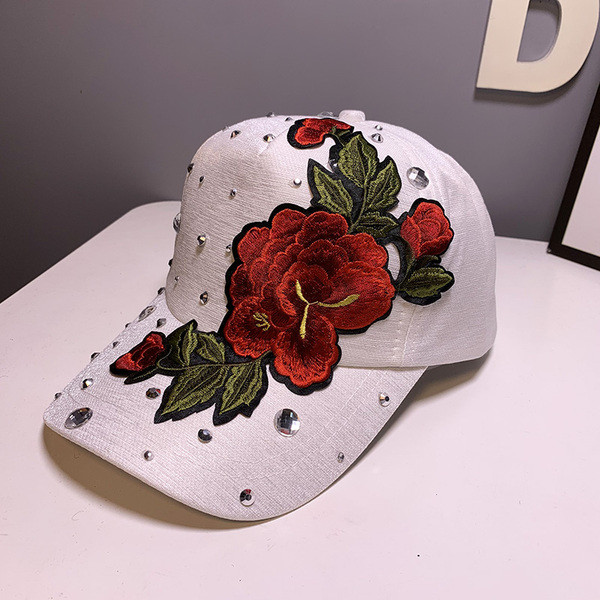 Ležerna ženska kapa s vezom i kamenčićima