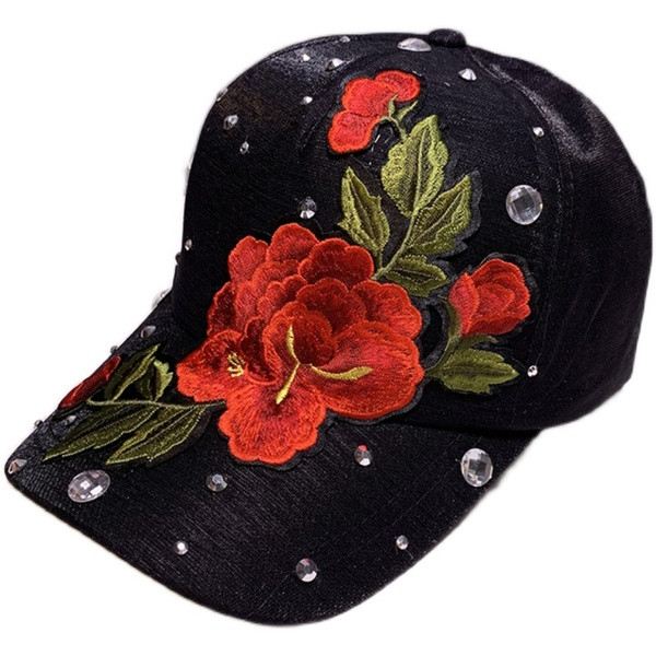 Ležerna ženska kapa s vezom i kamenčićima