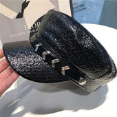 Lezser női bőr sapka napellenzővel és fém elemekkel