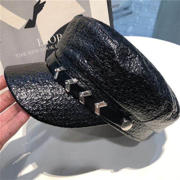 Lezser női bőr sapka napellenzővel és fém elemekkel