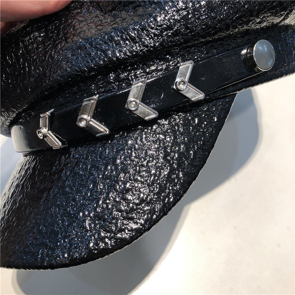 Lezser női bőr sapka napellenzővel és fém elemekkel