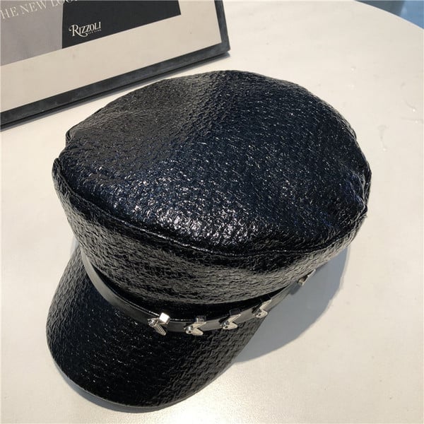 Lezser női bőr sapka napellenzővel és fém elemekkel