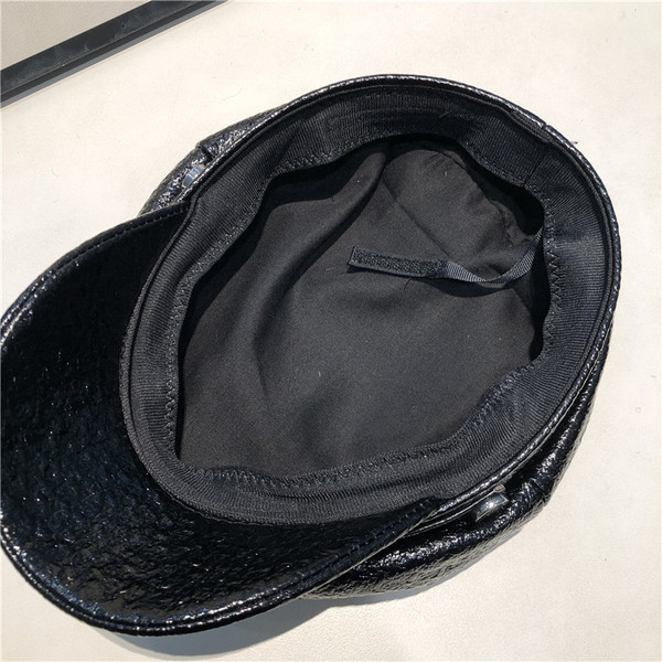 Lezser női bőr sapka napellenzővel és fém elemekkel