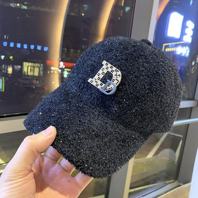 Új modell női sapka - fém elemmel