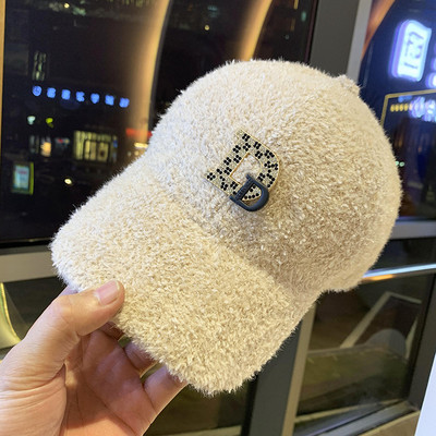 Új modell női sapka - fém elemmel