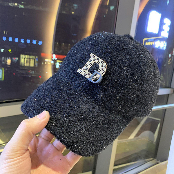 Új modell női sapka - fém elemmel