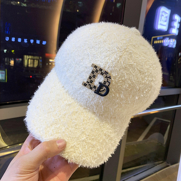 Új modell női sapka - fém elemmel